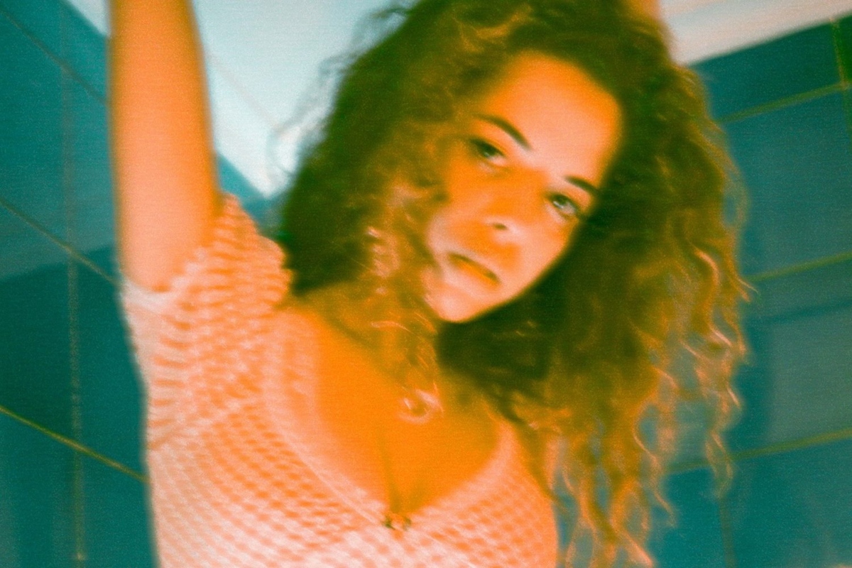 Nilüfer Yanya, por Dork